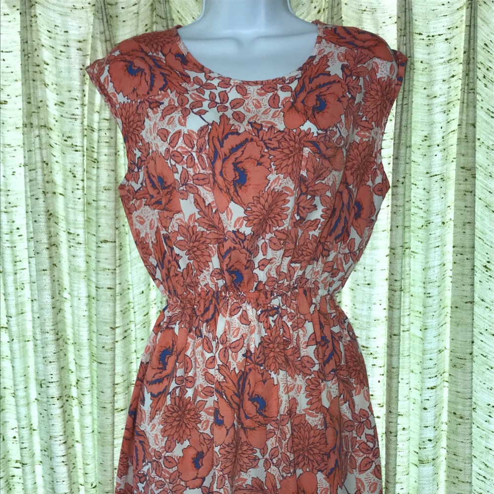 Sleeveless floral summer dress with chest pocket